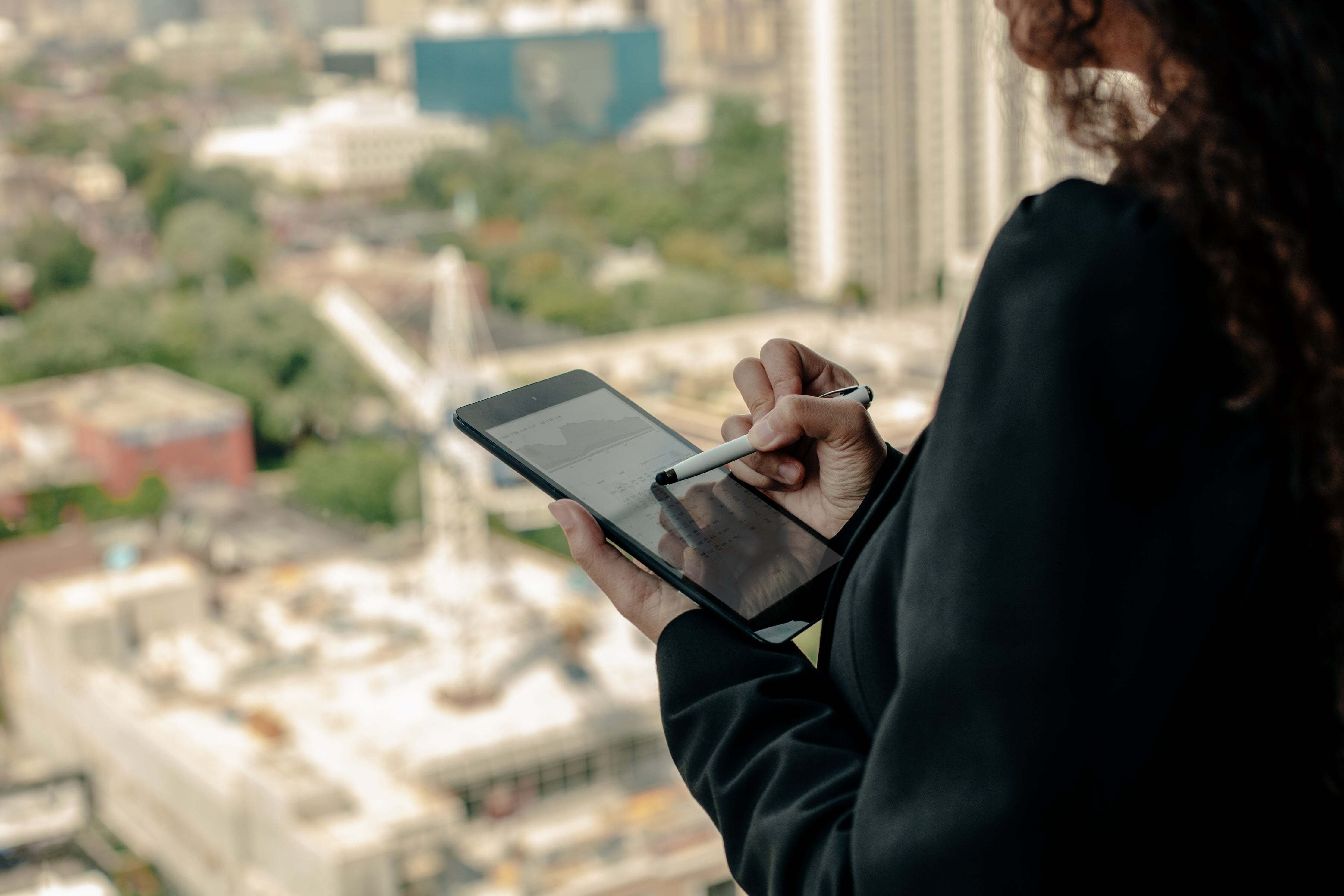 woman-using-ipad-with-stylus-highrise-office (1)